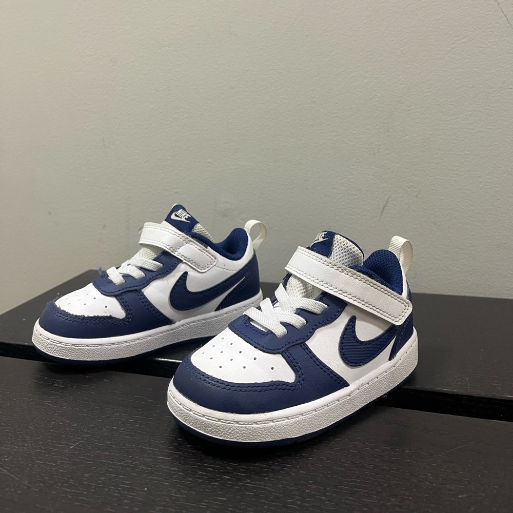 Nike Court Borough toddler trainers in white and navy 7c velcrow